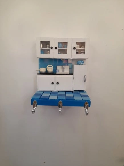 Porta Chave de Madeira Azul e Branco com Miniaturas