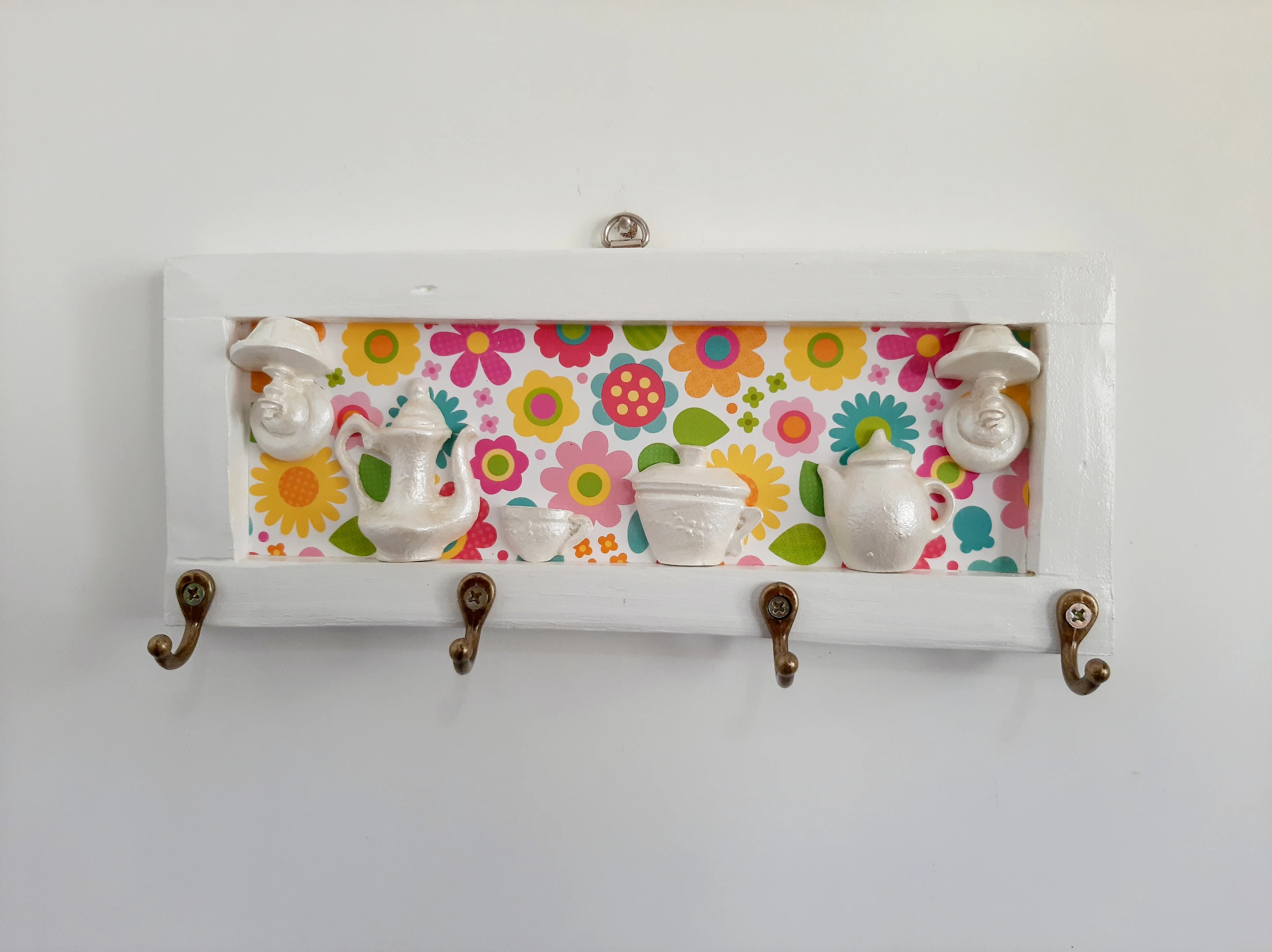 Porta chave de madeira branco decorado com aparelho de chá