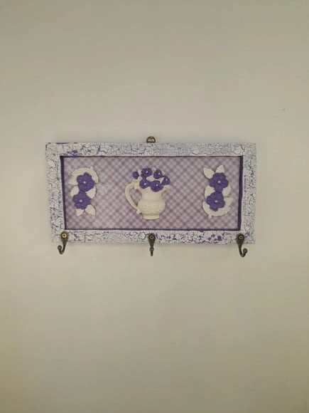 Porta Chave de Madeira Branco e Lilás Decorado com Flores