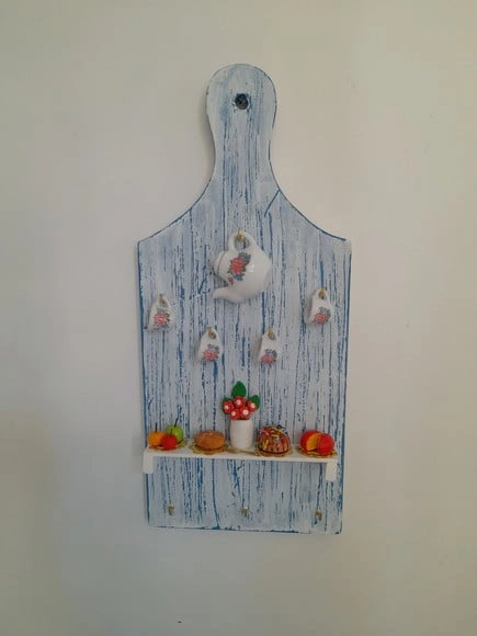 Porta Chave de Madeira com Pátina Decorado com Miniatura