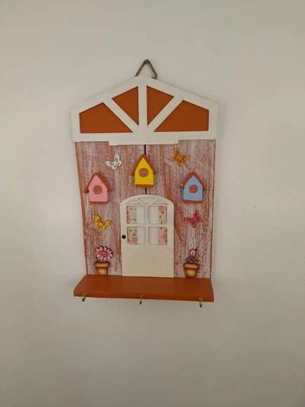 Porta Chave de Madeira com Pátina Marrom Frente de Casa