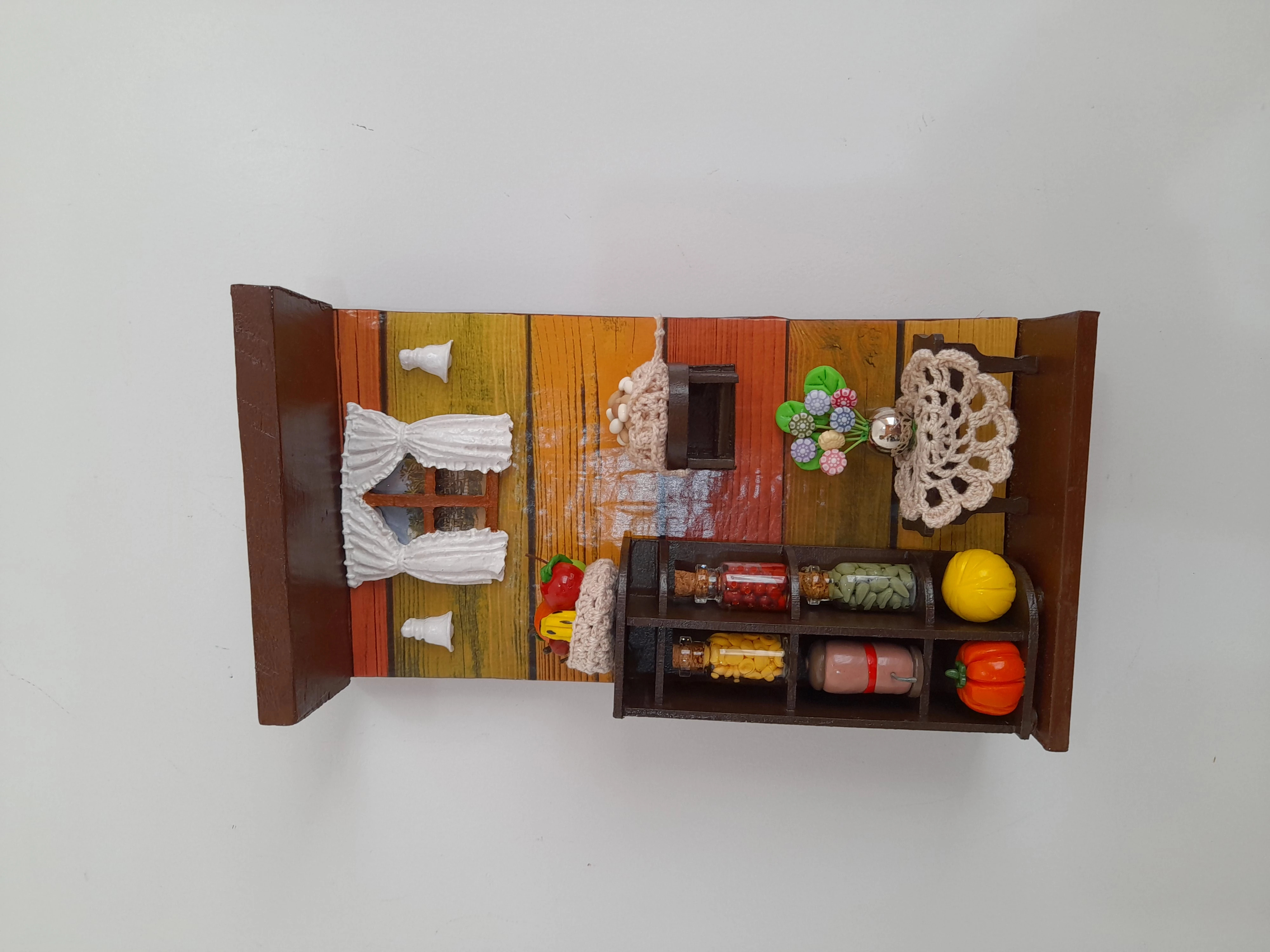 Porta chave de madeira decorado com miniaturas