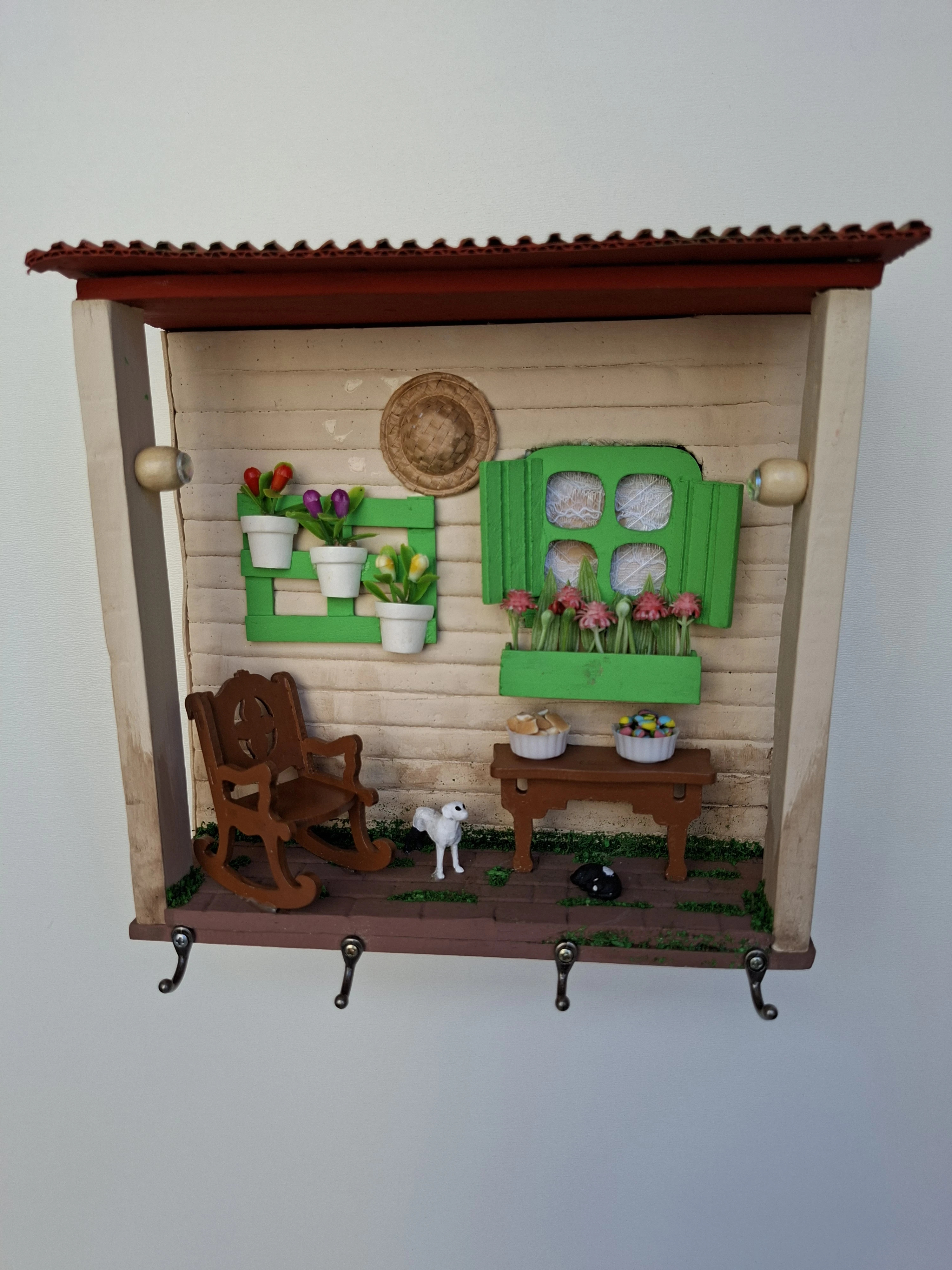 Porta chave de madeira e mdf bege e marfim mini cenário decorado com miniaturas