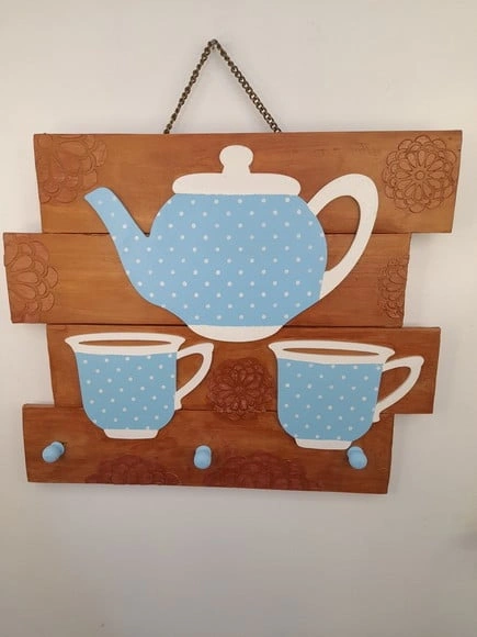 Porta Chave de Madeira Envelhecida Decorado c/ Bule e Xícara