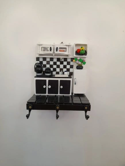 Porta Chave de Madeira Preto e Branco Decorado com Miniatura