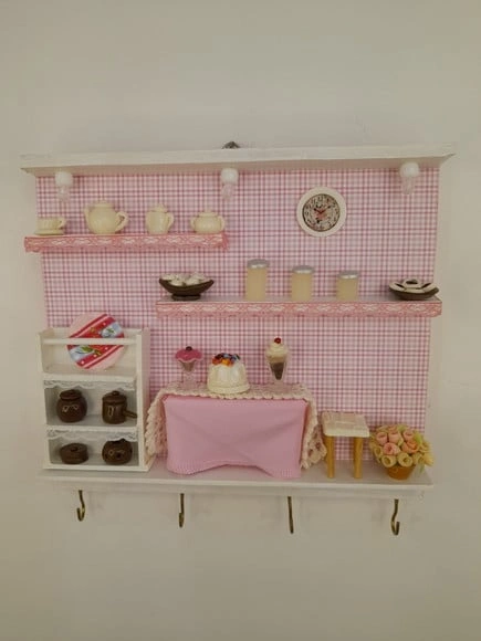 Porta Chave de Madeira Rosa e Branco com Miniatura