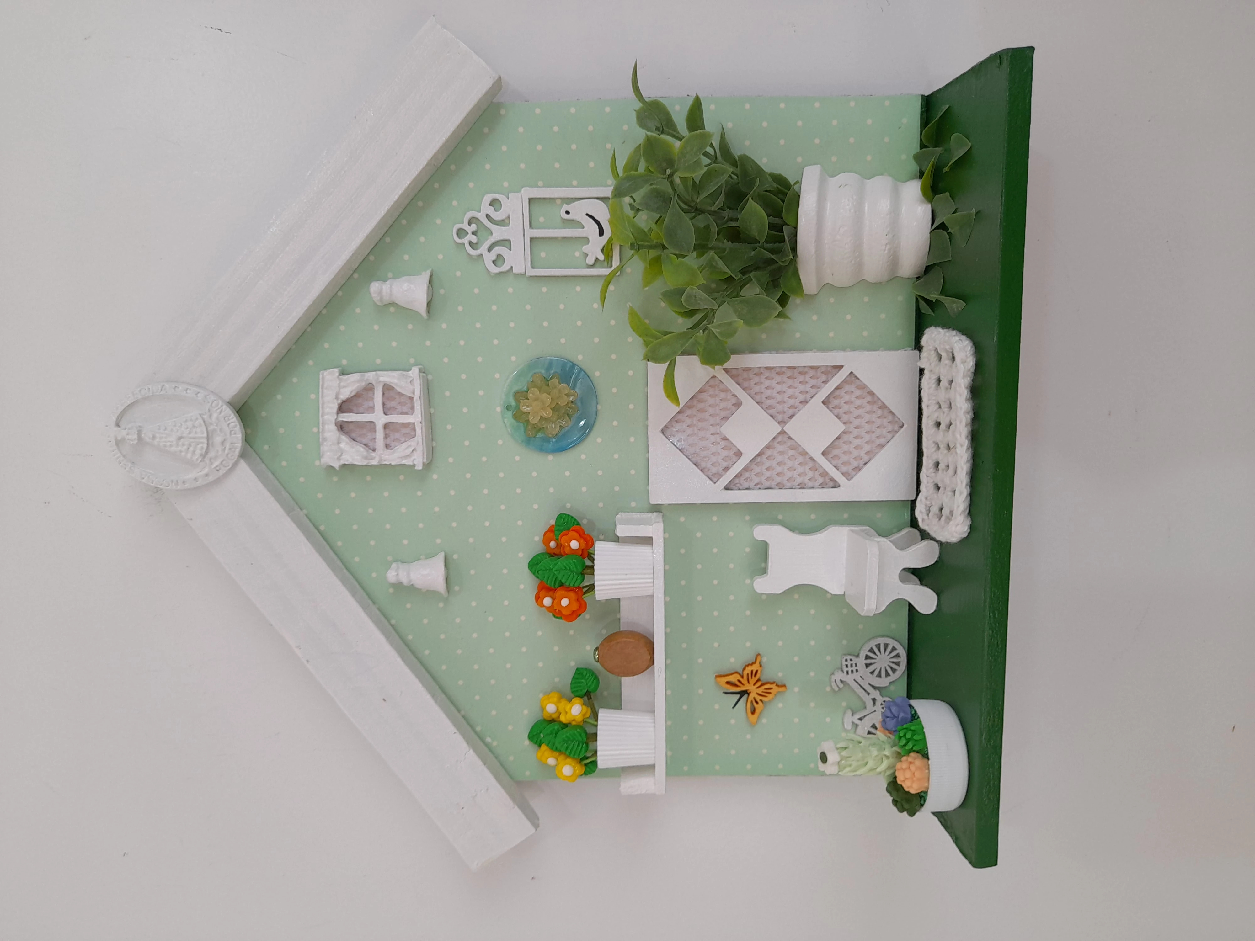 Porta chave de mdf e madeira verde e branco c/ miniatura