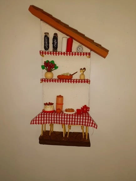 Porta Chave em mdf Branco e Vermelho Decorado com Miniaturas