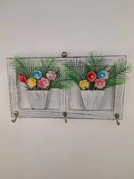 Porta Chave em mdf c/ Pátina, Dois Vasos de Flores de Crochê