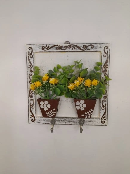 Porta Chave em mdf com Pátina, Dois Vasos de Flores Amarelas