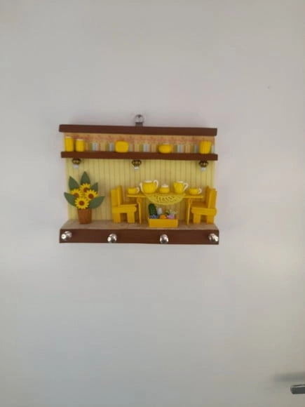Porta Chave em mdf e Madeira Amarelo com Miniaturas