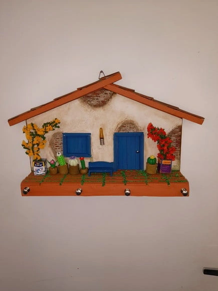 Porta Chave em mdf e Madeira Frente de Casa com Miniaturas