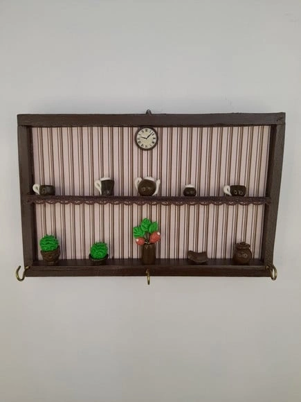 Porta Chave em mdf Marrom com Fundo Listrado com Miniaturas