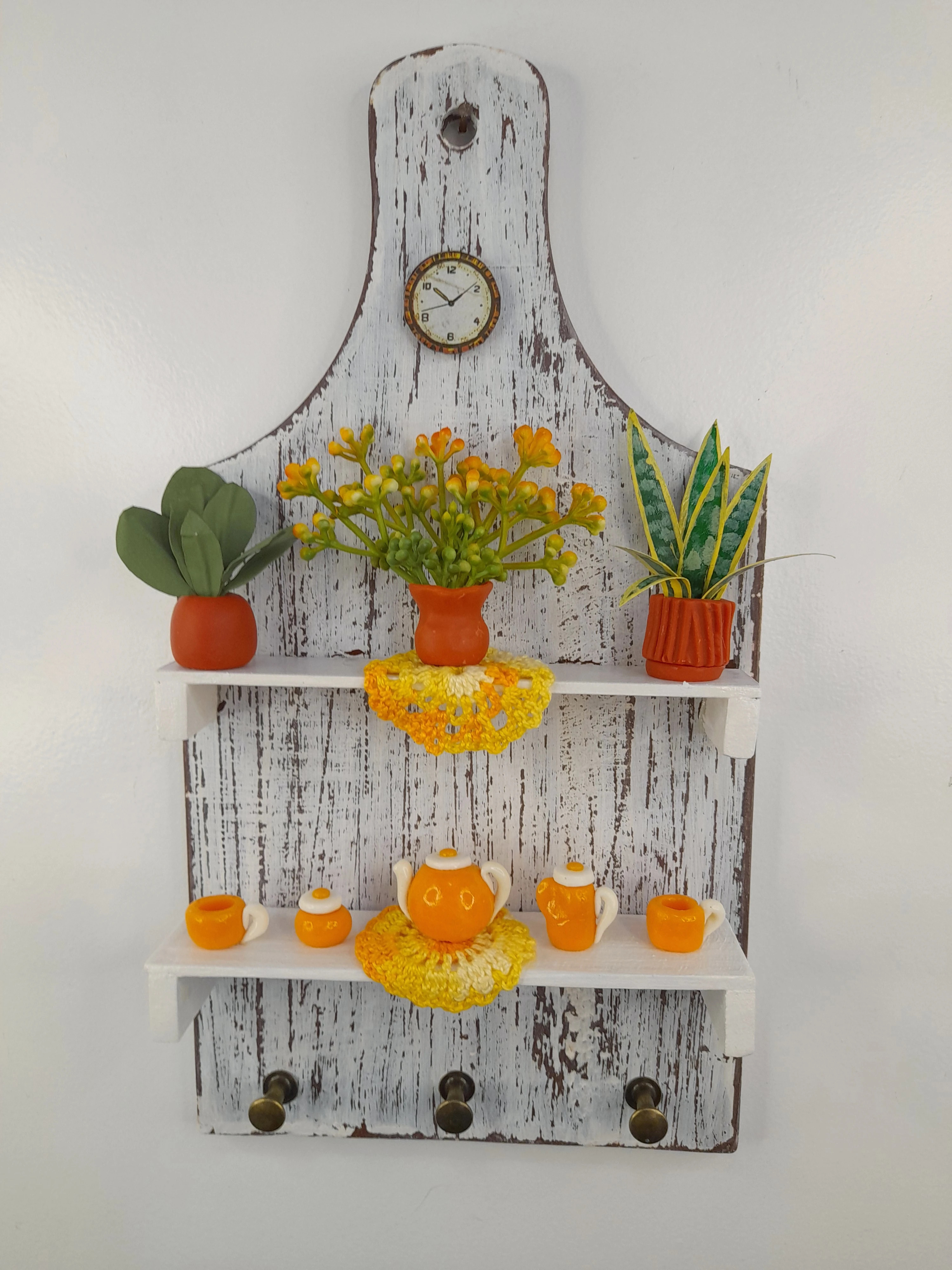 Porta chave nas cores marrom e mineral com miniatura