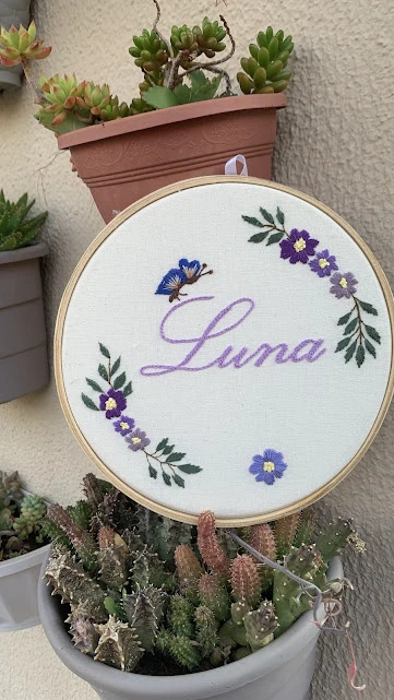 Porta de Maternidade - Luna - Bordado em Bastidor