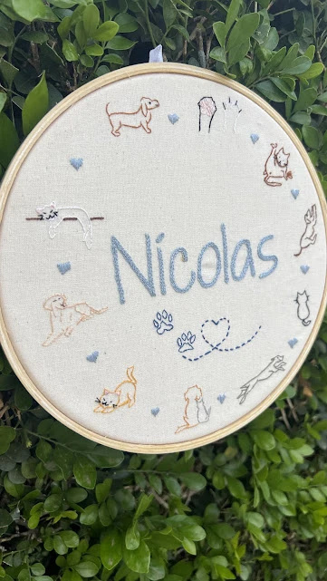Porta de Maternidade - Nícolas & Pets - Bordado Livre