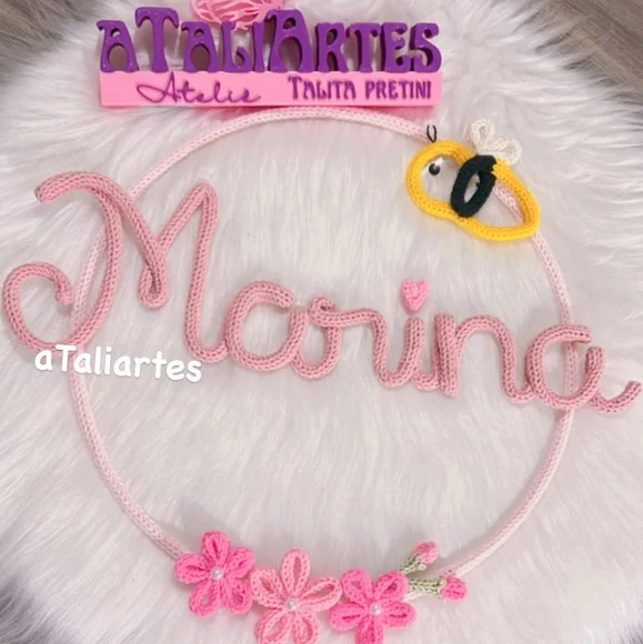 Porta Maternidade Flores e Abelhinha personalizados em Tricotin com 01 nome