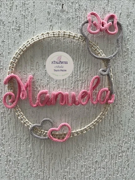 Porta Maternidade Macramê com Pérolas, corações e desenho personalizados em Tricotin com 01 Nome