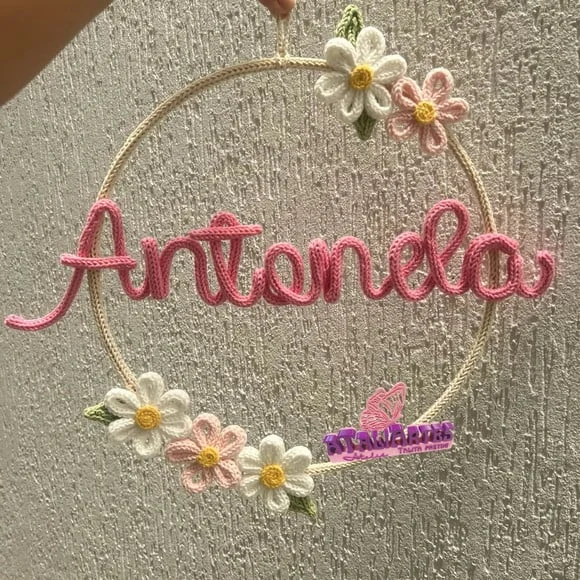 Porta Maternidade Guirlanda Margaridas personalizadas em Tricotin com 01 nome