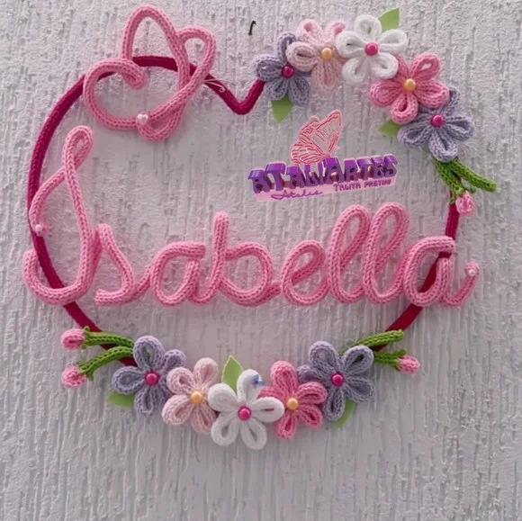 Porta Maternidade Coração Flores e Borboleta personalizado em Tricotin com 01 nome
