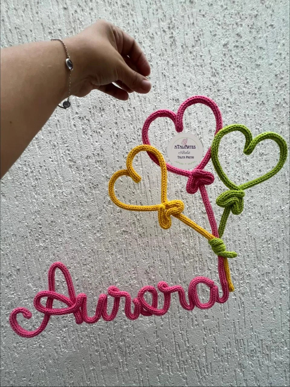 Porta Maternidade Nome com Três Corações personalizados em Tricotin