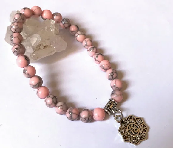 Pulseira Japamala 27 Contas Howlita Rosa e Mandala Om