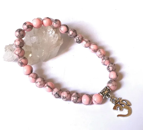 Pulseira Japamala 27 Contas Howlita Rosa e Om Prateado