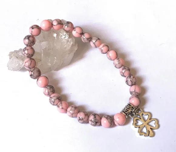 Pulseira Japamala 27 Contas Howlita Rosa e Trevo da Sorte