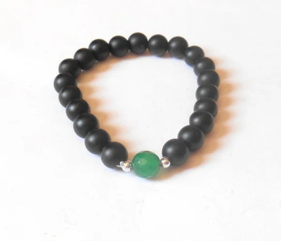 Pulseira Japamala negra 21 contas e jade esmeralda