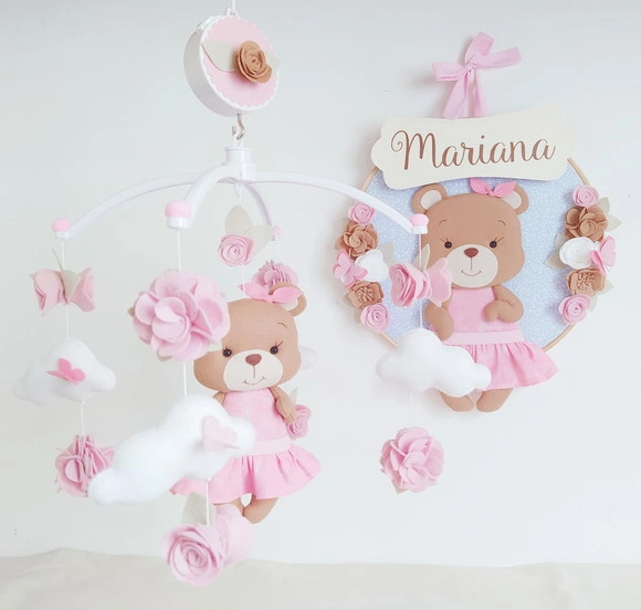 Quadro Bastidor + Móbile Musical - Ursinha e Flores Mariana