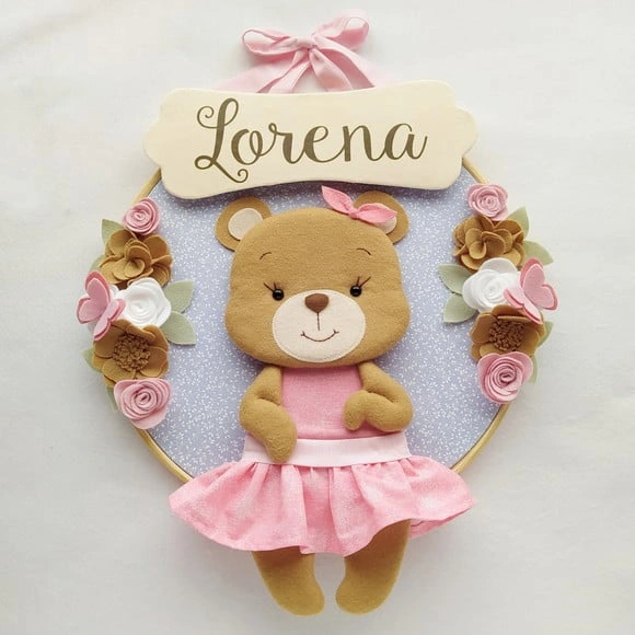 Quadro Bastidor Porta Maternidade Ursinha e Flores - Lorena