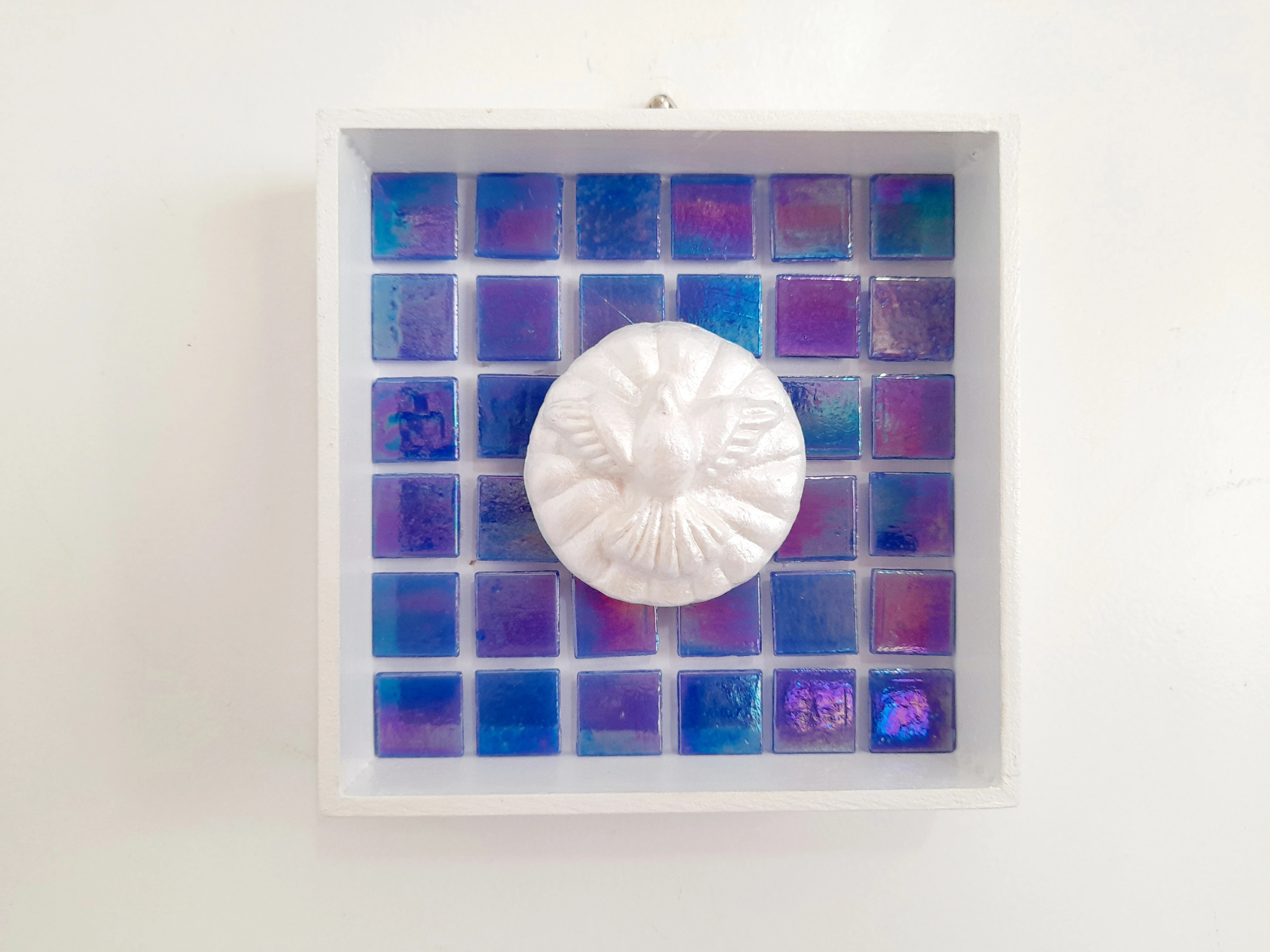 Quadro branco com fundo de pastilha decorado com Divino Espirito Santo