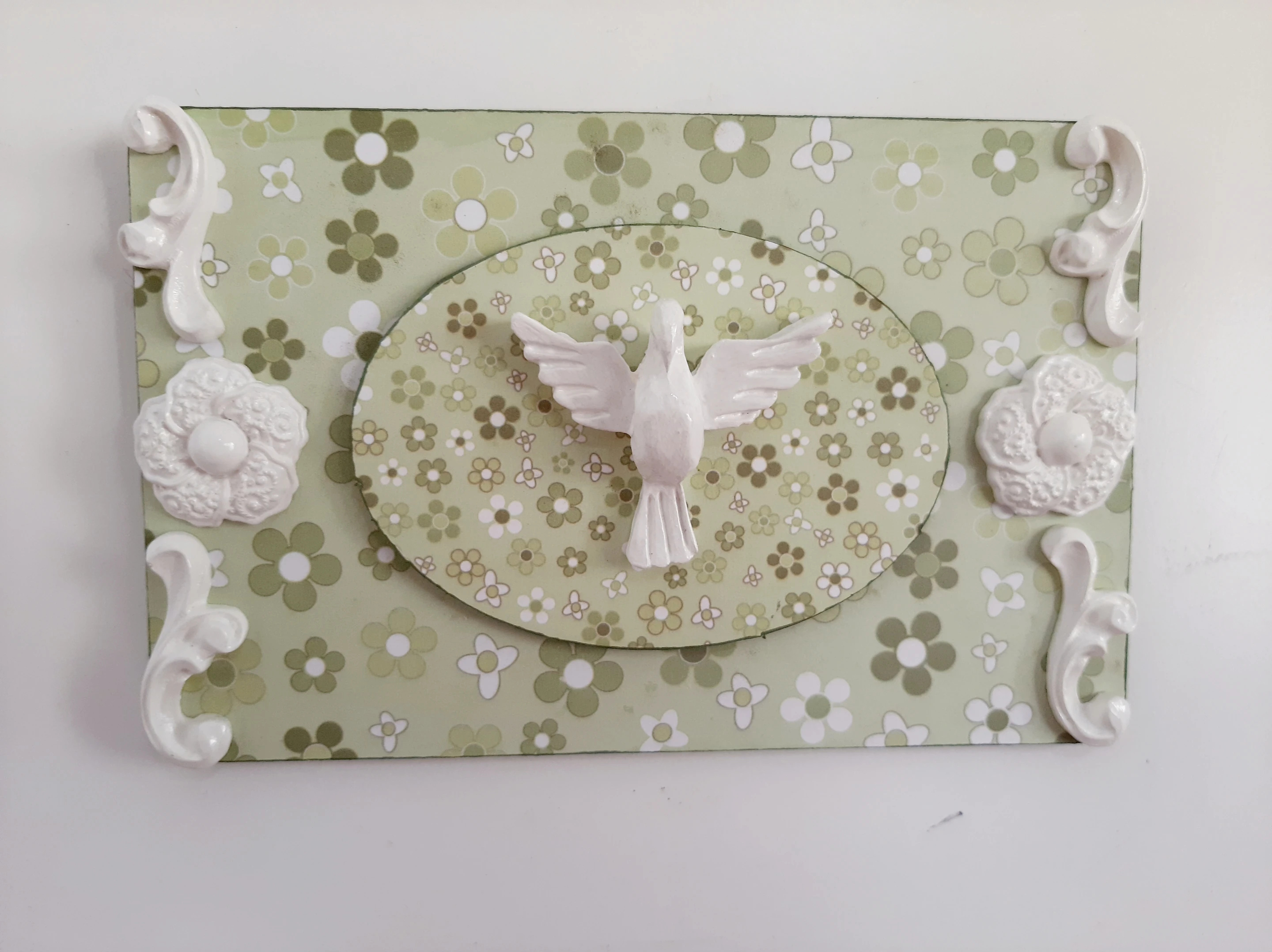 Quadro com Divino e Fundo Floral Verde
