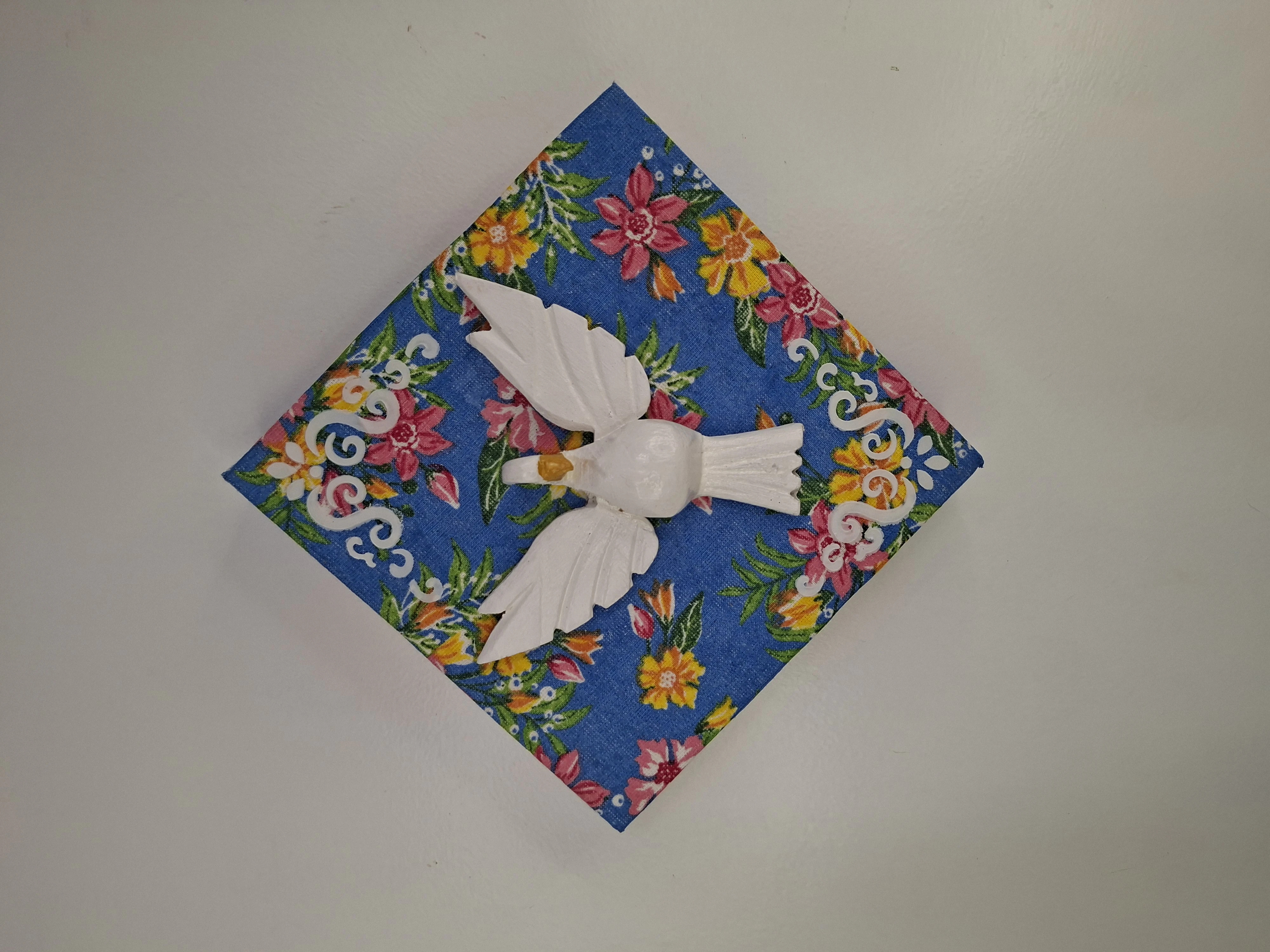 Quadro de madeira forrado com chita azul estampado decorado com Divino Espirito Santo