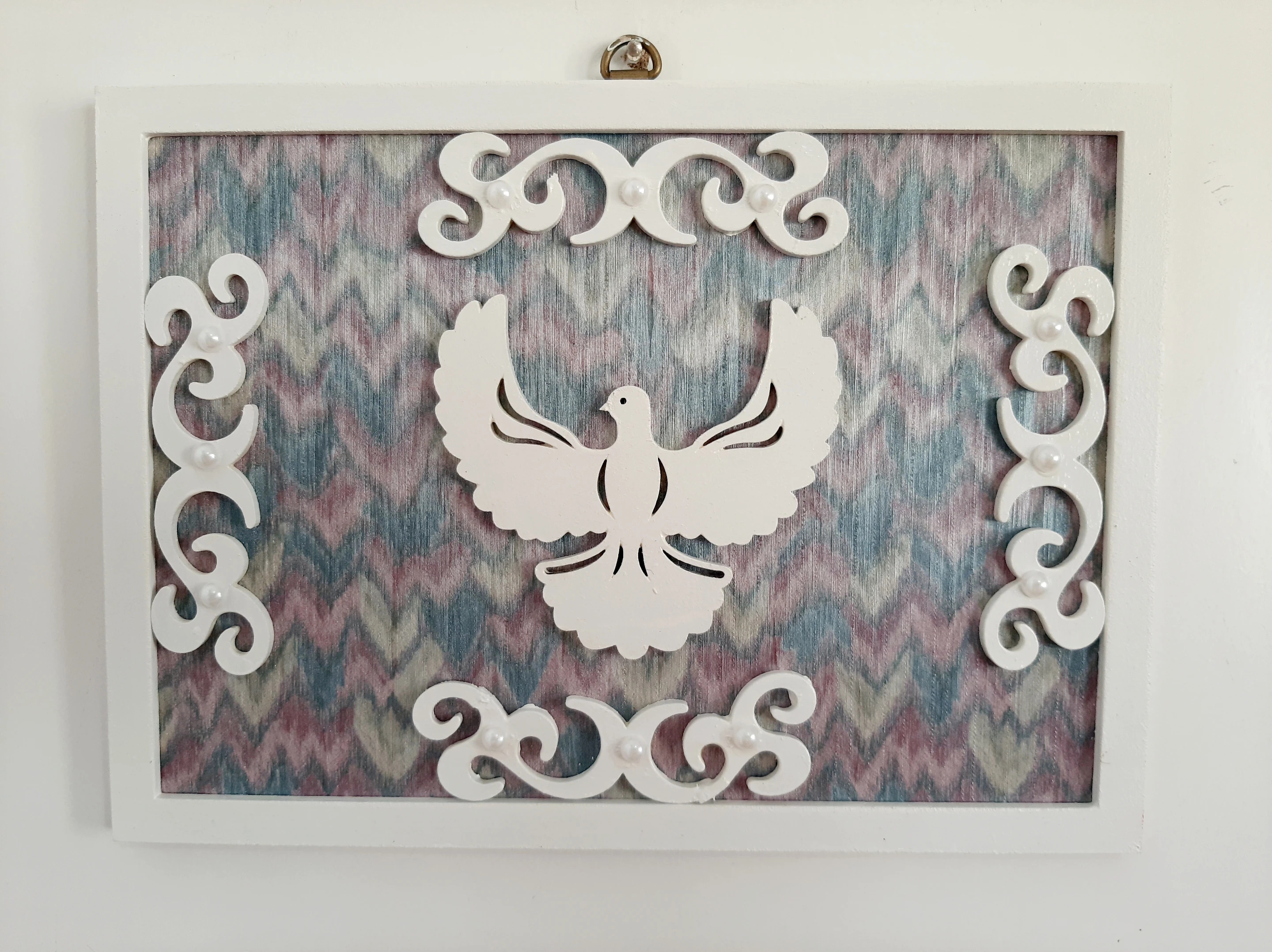 Quadro de mdf com fundo colorido decorado com divino