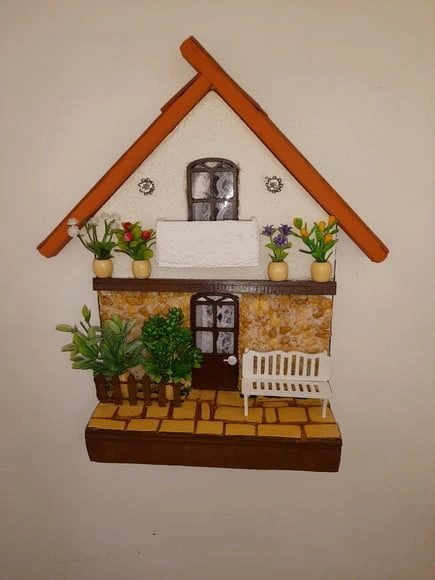 Quadro Decorado Frente de Casa Branca Parede de Pedra