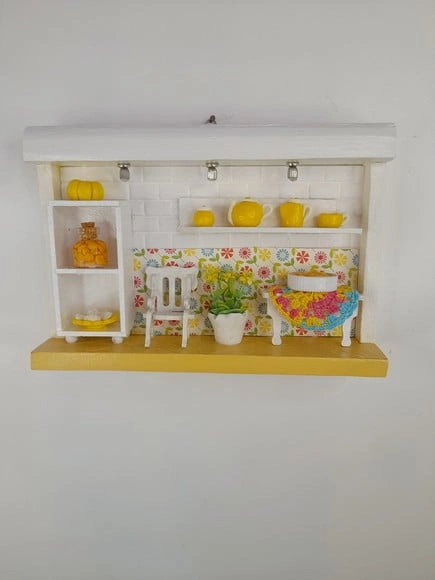 Quadro em mdf Branco e Amarelo com Miniaturas