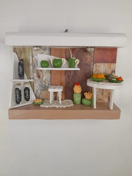 Quadro em mdf Branco e Marrom Decorado com Miniatura