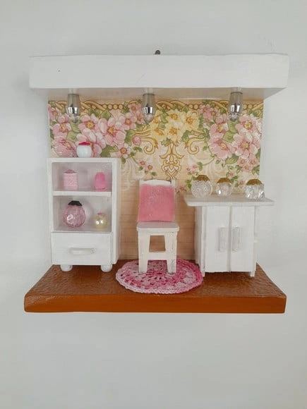 Quadro em mdf Branco e Rosa Decorado com Miniaturas