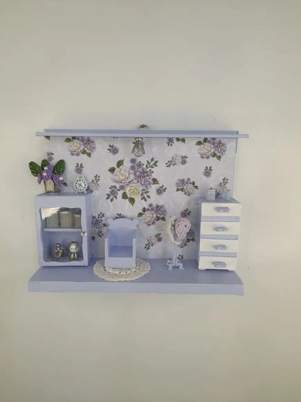 Quadro em mdf e Madeira Lilás Decorado com Miniaturas
