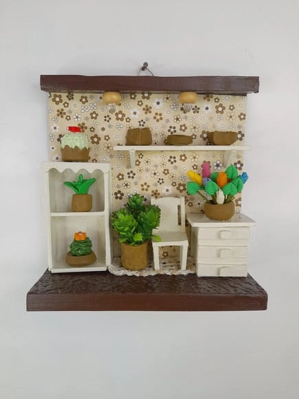 Quadro em mdf Marrom , Fundo Florido, Decorado com Miniatura