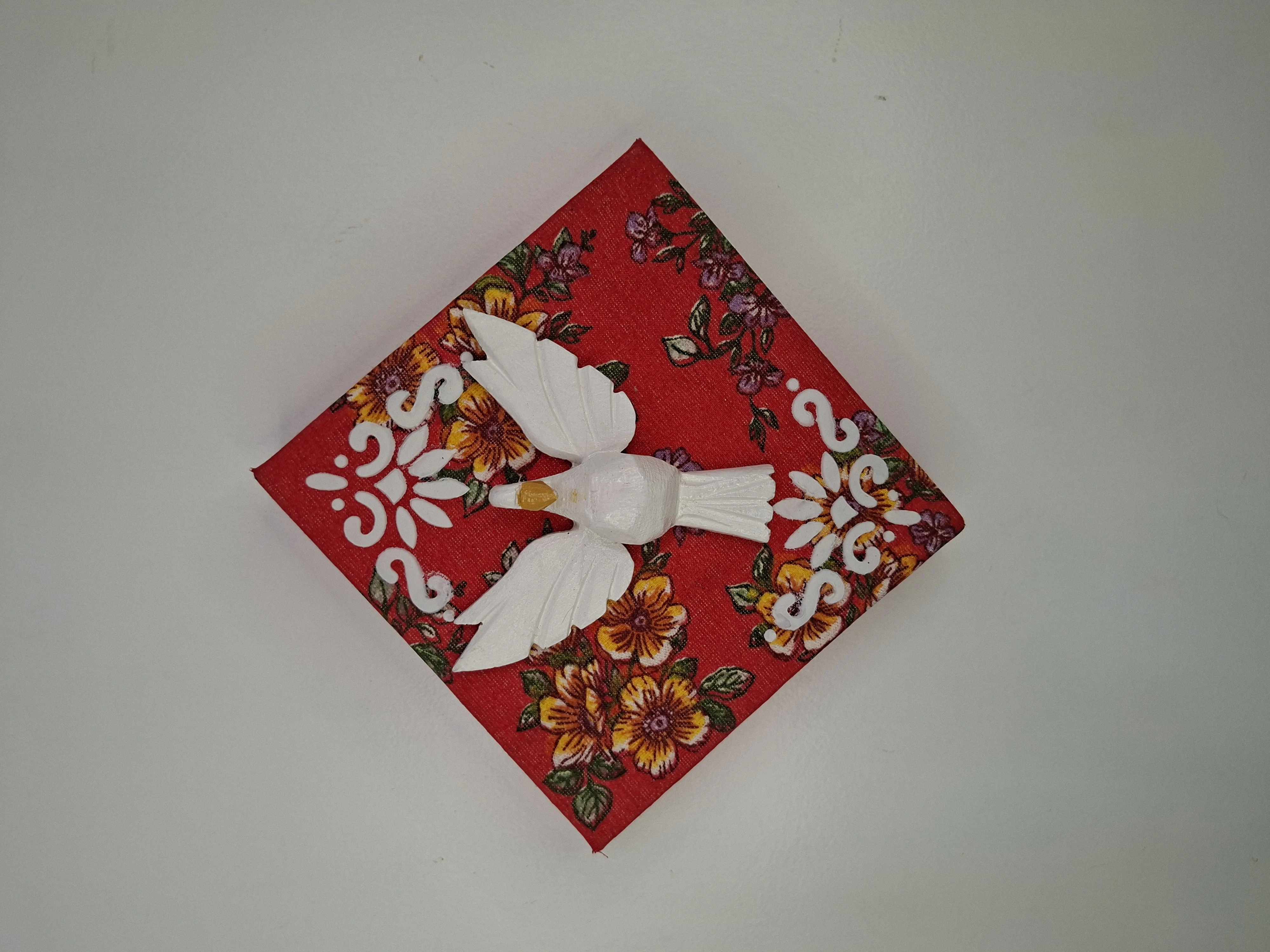 Quadro forrado com chita vermelha decorada com arabescos brancos e Divino Espirito Santo