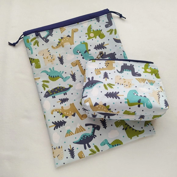 Saco Impermeável 28x40 + Necessaire Básica m - Dinossauros