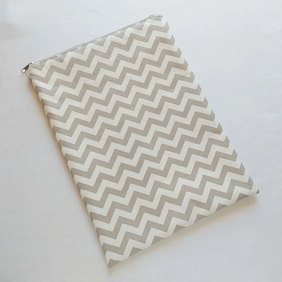 Saco Impermeável para Roupas 28x40 com Zíper - Chevron Cinza