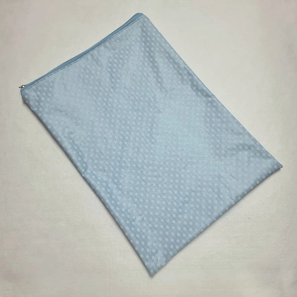 Saco Impermeável para Roupas 28x40 com Zíper - Poá Azul Bebê