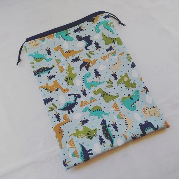 Saco Impermeável para Roupas e Toalha 32x44 - Dinossauros
