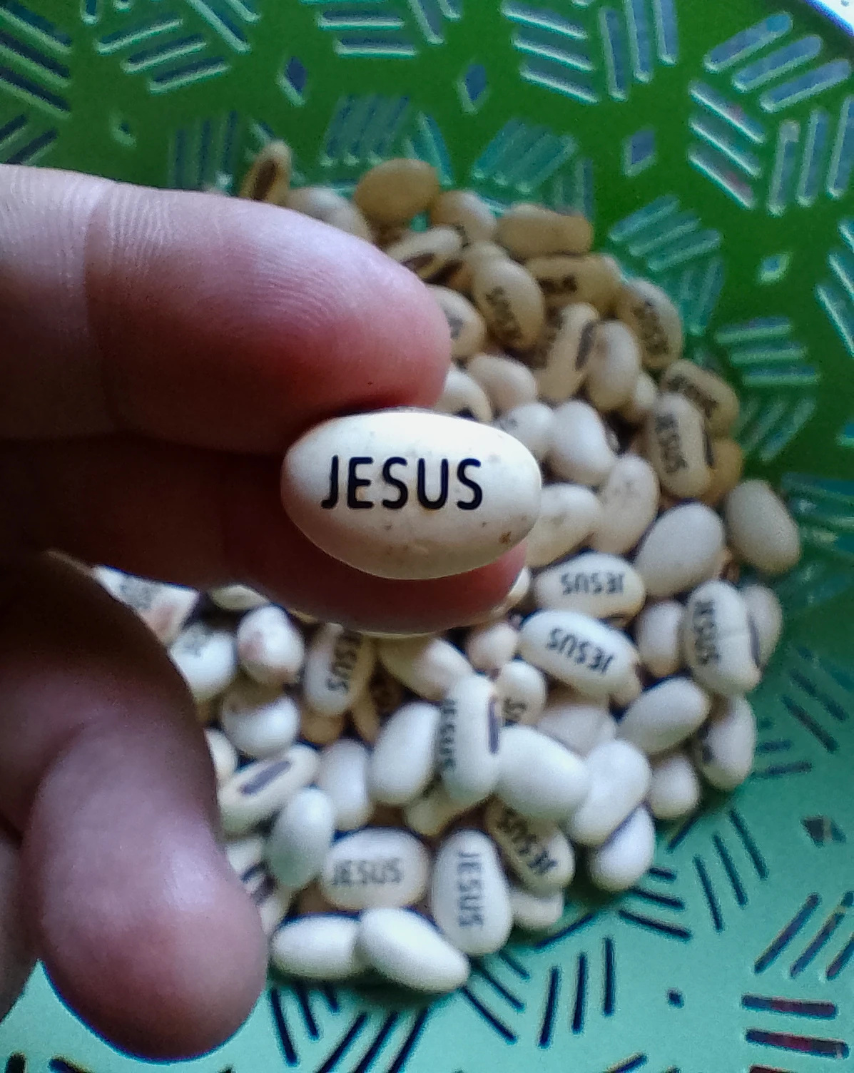 Sementes Cristãs com o nome Jesus gravado