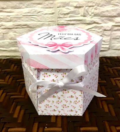 Caixa explosão para 7 docinhos Dia das mães Caixa explosão para 7 docinhos Dia das mães-Caixa explosão para 7 docinhos Dia das mães
Para 7 bombons ou docinhos.
- Feita em papel fotog
