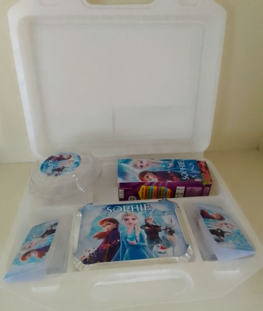KIT FESTA ESCOLAR PERSONALIZADO FROZEN KIT FESTA ESCOLAR PERSONALIZADO FROZEN-COMEMORE O ANIVERSÁRIO COM UMA FESTA NA ESCOLA DE MANEIRA PRÁTICA E DIVERTIDA.
KIT FESTA NA ESC
