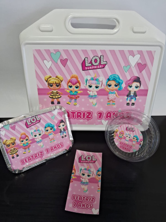 KIT FESTA ESCOLAR PERSONALIZADO LOL SURPRISE KIT FESTA ESCOLAR PERSONALIZADO LOL SURPRISE-COMEMORE O ANIVERSÁRIO COM UMA FESTA NA ESCOLA DE MANEIRA PRÁTICA E DIVERTIDA.
KIT FESTA NA ESC